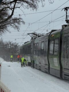 Kleiner Hügel in Hannover und selbst die Bahn bleibt stecken und kommt nicht drüber. #uestra #hannover #h-ks