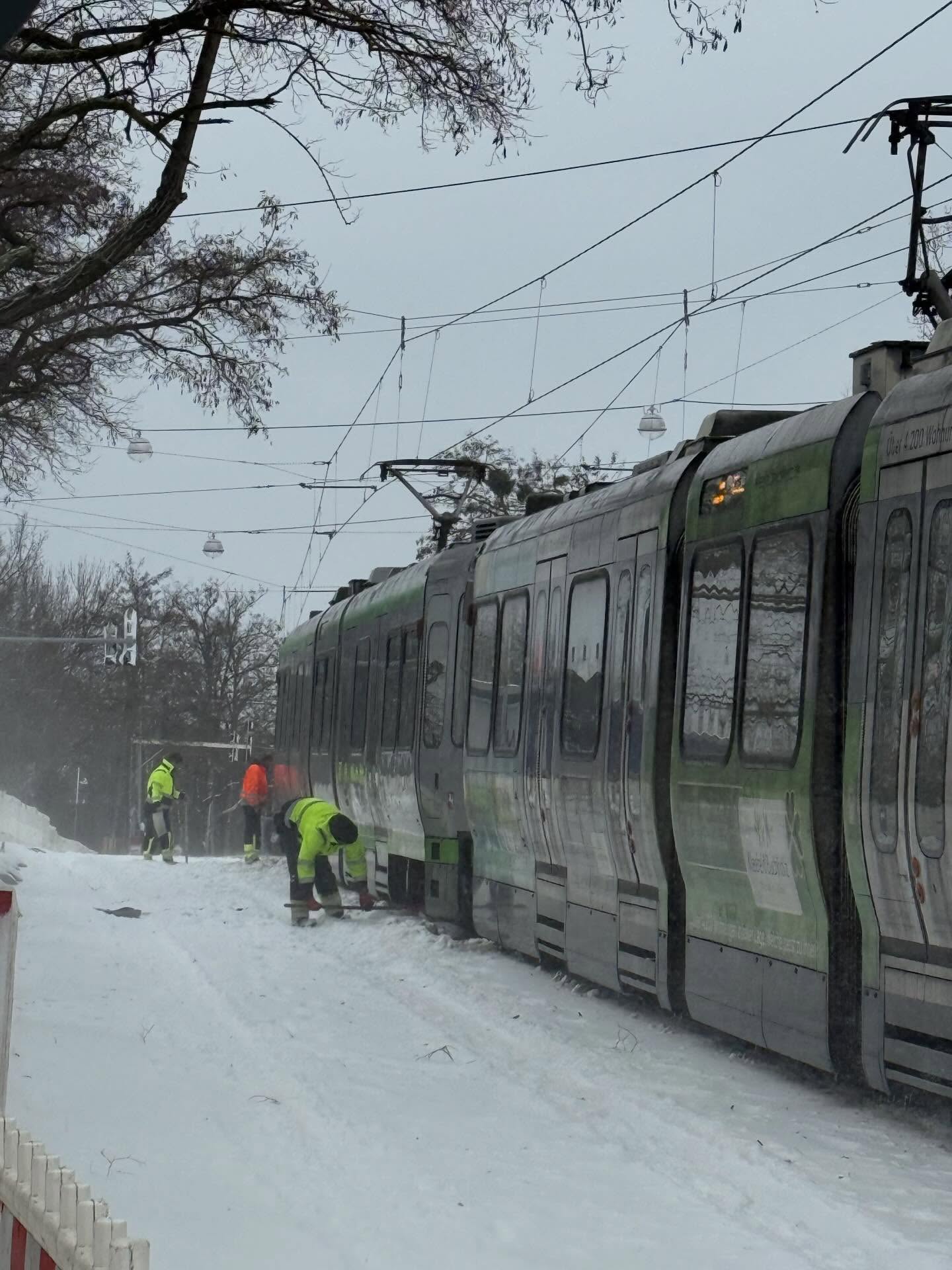 Kleiner Hügel in Hannover und selbst die Bahn bleibt stecken und kommt nicht drüber. #uestra #hannover #h-ks